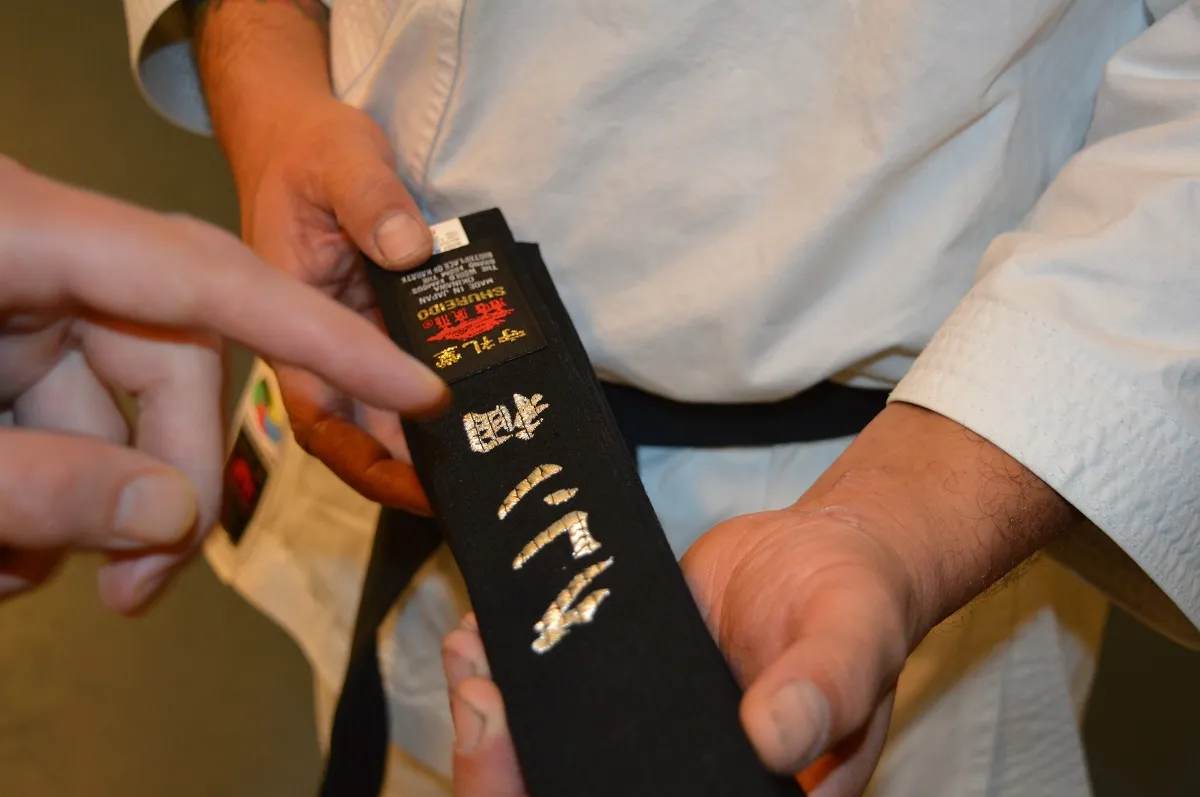 Close-up van een zwarte band met Japanse karakters